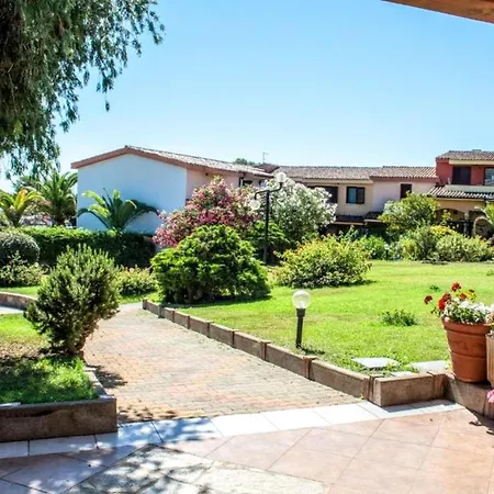 With Pool And Private Parking Apartman